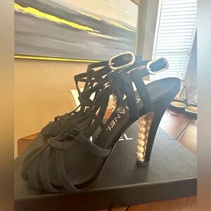 CHANEL black grosgrain heels with pearls. Size 37.5